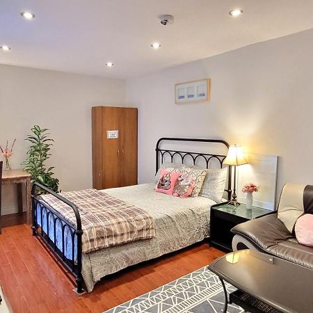 Mainfloor Spacious Room In โตรอนโต ภายนอก รูปภาพ