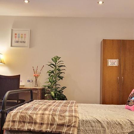 Mainfloor Spacious Room In โตรอนโต ภายนอก รูปภาพ