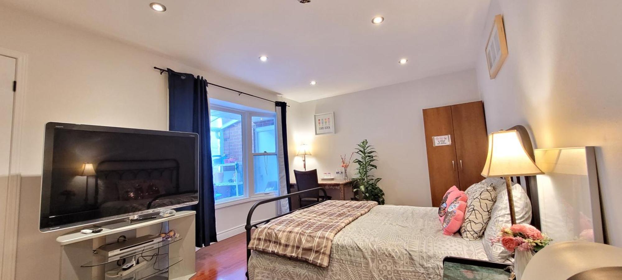 Mainfloor Spacious Room In โตรอนโต ภายนอก รูปภาพ