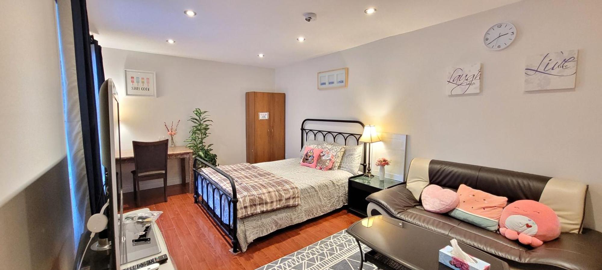 Mainfloor Spacious Room In โตรอนโต ภายนอก รูปภาพ