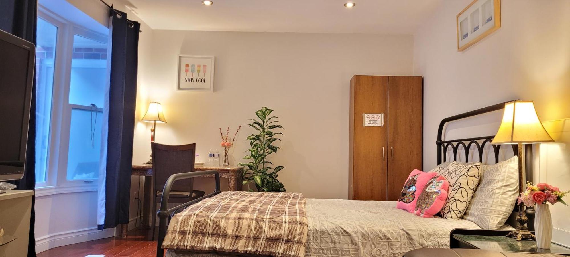 Mainfloor Spacious Room In โตรอนโต ภายนอก รูปภาพ
